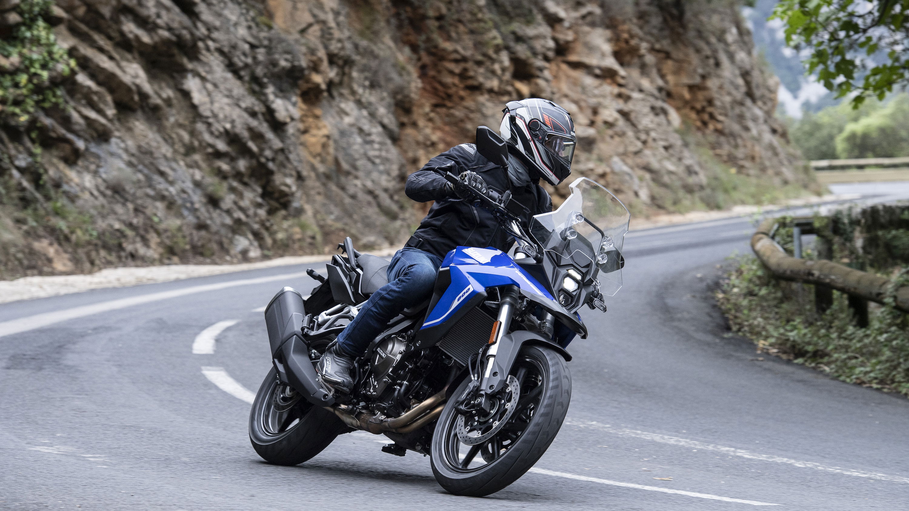 Suzuki V-Strom 800 RE - riding