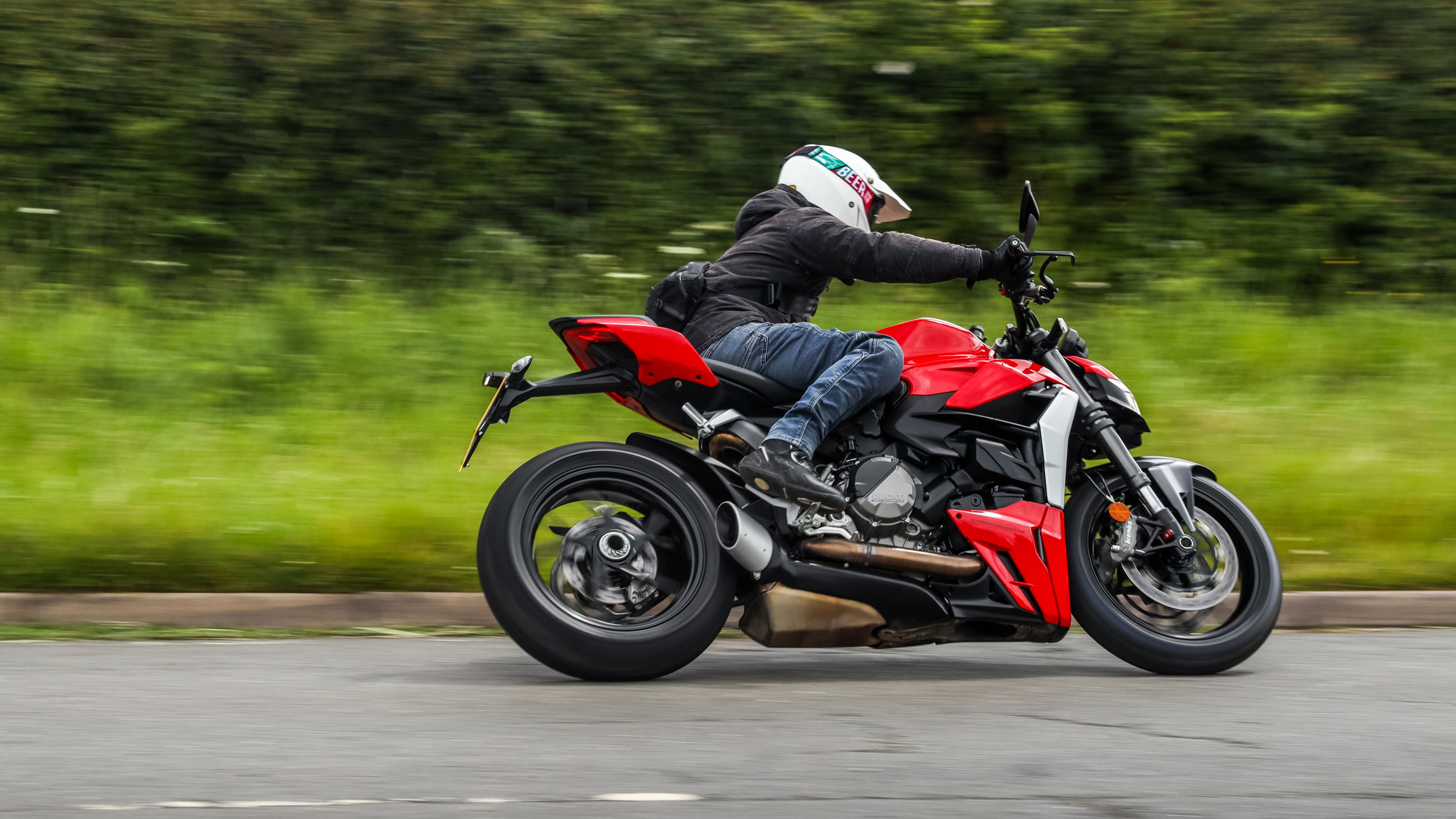 Ducati Streetfighter V2 - riding