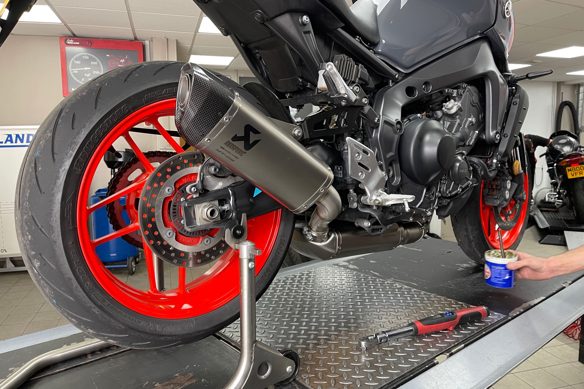 Yamaha MT-09 (2021) Akrapovič full system review